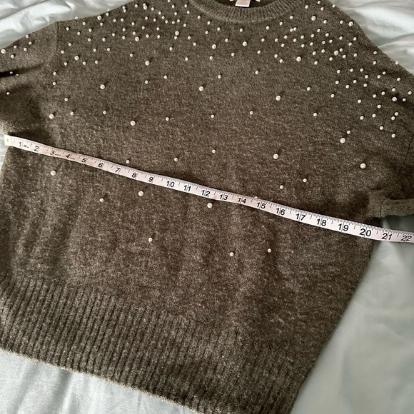 H&M Women’s XS Olive Green Pearl Appliqué Pullover Sweater. Oversized. Stretch. - Picture 3 of 16